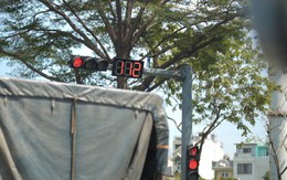 Tài xế xe khách mất hơn 1 giờ, chờ 5 lượt đèn để qua nút giao thông