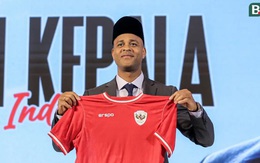 Vừa ra mắt tuyển Indonesia, HLV Kluivert đã gặp khó khi bị “hỏi xoáy” về bê bối cờ bạc