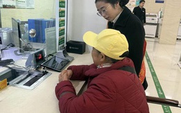 Cụ bà gửi tiết kiệm 350 triệu đồng, sau 10 năm không được lãi, lại chỉ còn 1/2 số tiền: Ngân hàng khẳng định chúng tôi trừ tiền phí dịch vụ