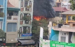 Hà Nội: Người dân hoảng loạn vì đám cháy bùng lên từ tầng thượng của nhà hàng xóm