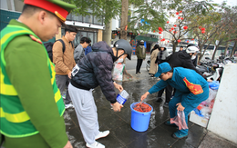 Thả cá kiểu mới ngày ông Công ông Táo tại Hà Nội: Nhiều người hưởng ứng, một số người còn lo ngại