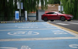 Lần đầu tiên trong 20 năm, Trung Quốc giảm nhập khẩu dầu, đặt cược vào xe điện vì không cạnh tranh nổi với Mỹ