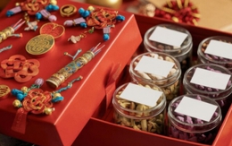 Chị dâu biếu hộp mứt Tết, tôi mở ra xem thì sững người khi thấy bên trong là một chỉ vàng cùng tờ giấy note kín chữ