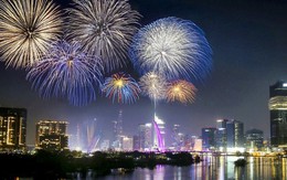 Những màn pháo hoa rực rỡ giữa trời TPHCM đón năm mới 2025