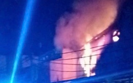 Cháy dữ dội xưởng giày da ở TP HCM