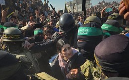 Israel tức giận với cảnh tượng hỗn loạn khi Hamas trao trả con tin