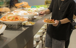 Khách ăn buffet nhưng cứ 15 phút lại thò tay lục túi 1 lần, nhà hàng lập tức trích xuất camera: "Đừng để chúng tôi báo công an”