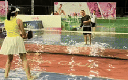 Chưa bao giờ thấy cảnh bì bõm lội nước chơi pickleball như thế này!