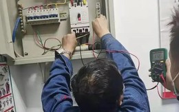 Tắt hết thiết bị điện trong nhà nhưng công tơ vẫn nhảy số, ngốn hơn 3,7 triệu đồng/tháng, người đàn ông gọi thợ đến kiểm tra thì được thông báo: “Có 1 dòng điện lạ”