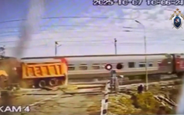 Khoảnh khắc tài xế thoát chết ngoạn mục khi xe tải bị tàu hỏa tông nát
