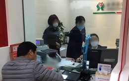 Gửi tiết kiệm 2,1 tỷ đồng kỳ hạn 10 năm, đến ngày lĩnh tiền, cụ ông chết sững nhận về đúng 2,1 tỷ đồng không hơn