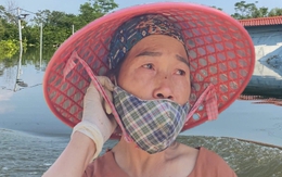 'Rốn lũ' Hà Nội: Tối nước còn mấp mé mép sân, trưa hôm sau đã tới nóc nhà