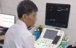 Bệnh viện thông tin việc bác sĩ vừa siêu âm vừa xem điện thoại