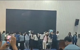 Bức ảnh khiến ai xem cũng phẫn nộ: Giáo dục kiểu gì mà phản cảm thế này?