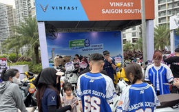 Cuối tuần nhộn nhịp đổi xe xăng sang xe điện