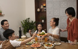 Tưởng con dâu sống khổ sở, mẹ chồng về ở cùng thì ngỡ ngàng vì phong cách "không để hàng quán kiếm được một xu"