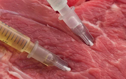 Vụ bơm tinh chất "biến hóa" thịt trâu giả thành thịt bò: Những mẹo đơn giản giúp nhận biết thịt bò giả