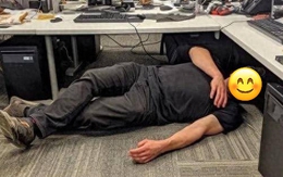 Danh tính của người đàn ông nằm ngủ dưới gầm bàn khiến dân mạng "toát mồ hôi hột"!