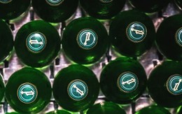 Cuộc cách mạng của nước đóng chai xa xỉ: Chuyên phục vụ giới tinh hoa, 1 lon đơn giản giá gần 50 nghìn đồng