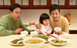 Trẻ em EQ cao sẽ thường làm 3 hành động này trên bàn ăn