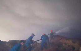 Cháy xưởng gỗ, lực lượng chức năng dập lửa xuyên đêm