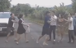 CLIP: Hai nhóm đánh nhau giữa quốc lộ sau va chạm ô tô