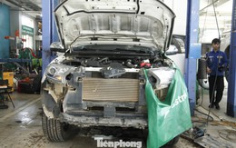 Sau lũ lịch sử, ô tô tiền tỷ bị ngập nước nằm chờ 'cấp cứu'