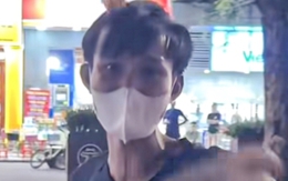 Vụ quấy rối du khách ở Hồ Gươm: Công an mời người bán hàng rong lên làm việc