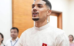 Đỗ Hoàng Hên mặc áo dài, xúc động hát Quốc ca ngày chính thức nhập tịch Việt Nam