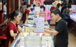 Vàng tăng điên loạn: Người có chút tích trữ còm cõi làm gì để giữ tiền?