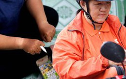 Phía sau đôi bàn tay “hai màu” của người mẹ shipper: “Lúc anh ấy mất, chị mang bầu 2 tháng…”