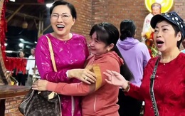 Hai nữ nghệ sĩ về miền Tây, người dân ôm chầm lấy khóc nức nở
