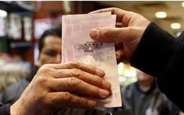 Trúng số 35 tỷ, chồng lén lút "donate" 4,4 tỷ cho streamer rồi vi vu du lịch rồi bị vợ bắt tại trận