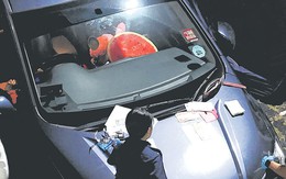 Chiếc ô tô đỗ mãi không rời đi, cảnh sát tới nơi phát hiện 1 người tử vong, người thân ngất xỉu tại chỗ