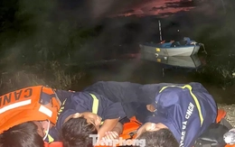 Xúc động hình ảnh lính cứu hỏa chợp mắt sau nhiều giờ dầm mình cứu trợ vùng lũ