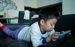 Bé trai 5 tuổi bị cận thị gần 1000 độ, bác sĩ nói thẳng: Chính thói quen này đã huỷ hoại vô số trẻ em!