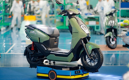 Xe máy điện tiện hơn xe xăng nhờ đổi pin: Có xe lội nước sâu 1 mét vẫn chạy tốt