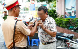 Tài xế vừa đi tù hơn 10 năm vi phạm nồng độ: Phân trần không biết luật rồi bỏ xe đi về
