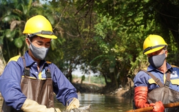 Những người ngâm mình dưới nước đen, khơi dòng chảy ‘cứu lụt’ cho Hà Nội