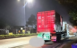 Vừa dừng lề đường mua cà phê, tài xế tá hỏa phát hiện người chết sau đuôi xe