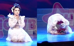 Nữ NSƯT 48 tuổi bật khóc quỳ lạy, cúi dập đầu