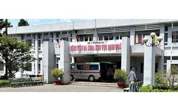 2 vợ chồng đang rửa nhà thì người chồng bất ngờ ngã xuống tử vong