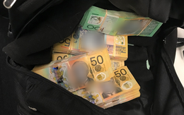 Người đàn ông bỏ lại chiếc túi chứa đầy tiền mặt giữa nơi nghìn người qua lại, dân qua đường lập tức quay video rồi báo cảnh sát