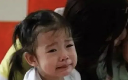 Bé gái 3 tuổi đi học về, giữ chặt quần nói "Con không đi vệ sinh được", mẹ cởi quần hộ thì tức giận bật khóc