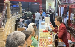 Giá vàng lao như 'con tàu không phanh', nhà đầu tư không nên leo lên lúc này