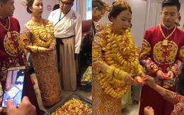Đeo cả trăm cây vàng trên người, vali của hồi môn cũng đựng kín, cô dâu mệt mỏi cho biết: “Đeo nhiều cũng nặng thật!”