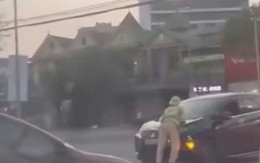 Xôn xao clip một CSGT phải bám trên nắp ca-pô xe vi phạm ở Nghệ An