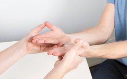 5 giây kiểm tra tay giúp phát hiện sớm nguy cơ mắc ung thư: Ai cũng làm được