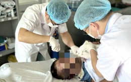 Giữ thang cho hàng xóm sửa chuồng gà, người đàn ông bị điện phóng cháy sém toàn thân