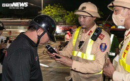 Tài xế vi phạm nồng độ cồn giả vờ mất trí, liên tục than 'tôi không nhớ gì cả'